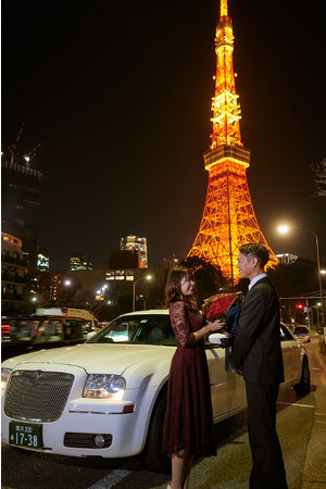 リムジンで東京タワーや夜景の綺麗なスポットを巡って、記念写真を撮影。