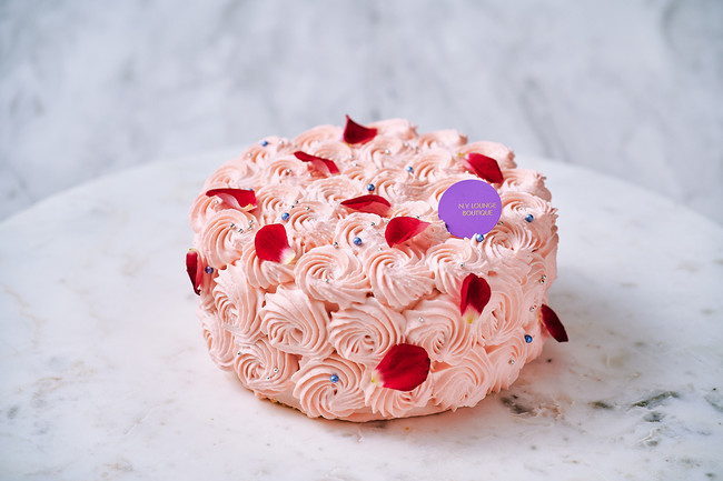 イチゴ風味のピンクのシャンティをお花のように絞って仕上げたスペシャルショートケーキ