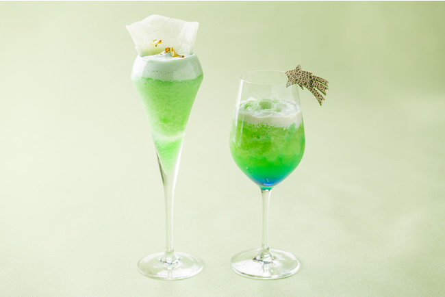 夏の訪れを感じられる特製カクテル「ワッツアクリームソーダ-What‘s a Cream Soda!-」（左）とモクテル「メロン プラネット スター-Melon Planet Star-」（右）