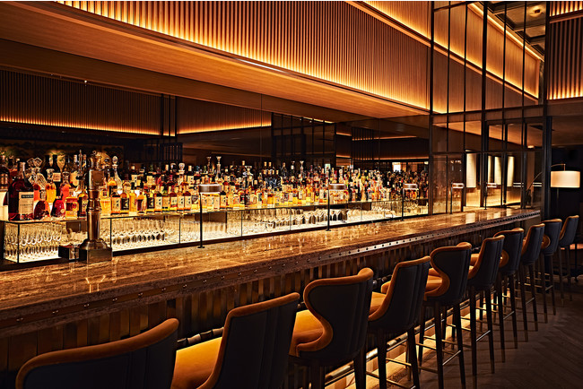 7？のバーカウンターを備えるアンバー