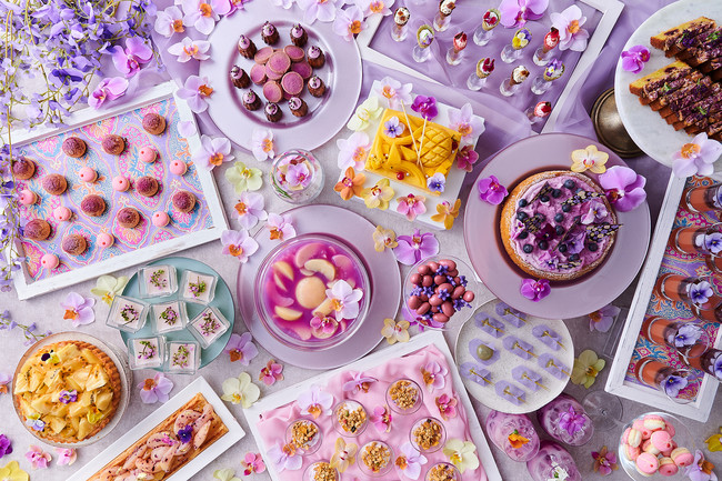 夏のエキゾチックなフルーツをふんだんに使用した、ラベンダーカラーに彩られた スイーツメニューの数々を楽しめる 夏のエキゾチックなフルーツをふんだんに使用した、ラベンダーカラーに彩られた スイーツメニューの数々を楽しめる