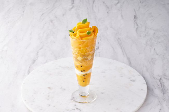 マンゴー、パッションフルーツ、パイナップルなど南国を思わせるフルーツを使った、甘酸っぱい夏らしいパフェを提供 マンゴー、パッションフルーツ、パイナップルなど南国を思わせるフルーツを使った、甘酸っぱい夏らしいパフェを提供