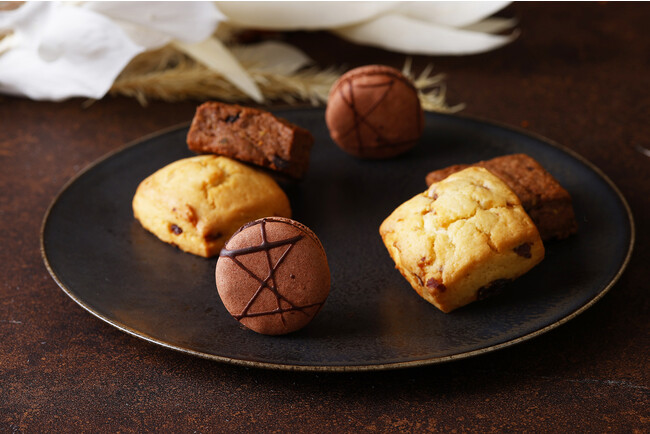 ホテルメイドのスコーン2種とチョコレートマカロン