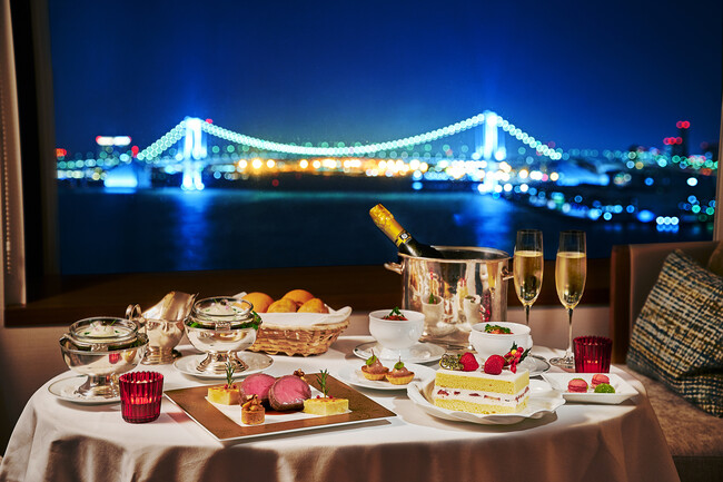 インルームダイニングのスペシャルディナーでお二人だけの時間を過ごせる インルームダイニングのスペシャルディナーでお二人だけの時間を過ごせる