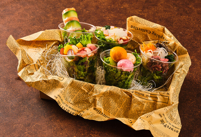 スモークサーモンやポテトを使った、鮮やかで彩り豊かなサラダを用意