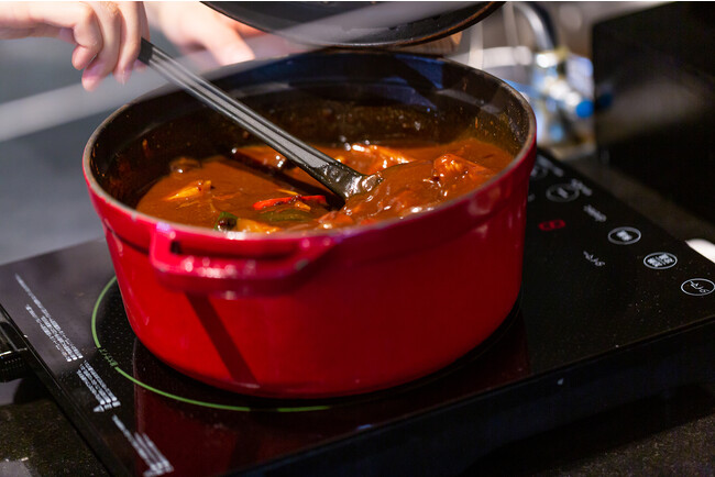 秋の野菜を豊富に使用したカレー（イメージ）