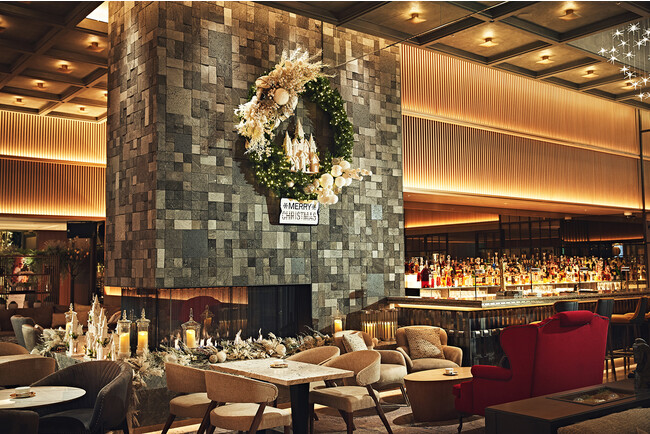 ハドソンラウンジ内の暖炉の上に飾られた迫力ある大きなリース ハドソンラウンジ内の暖炉の上に飾られた迫力ある大きなリース