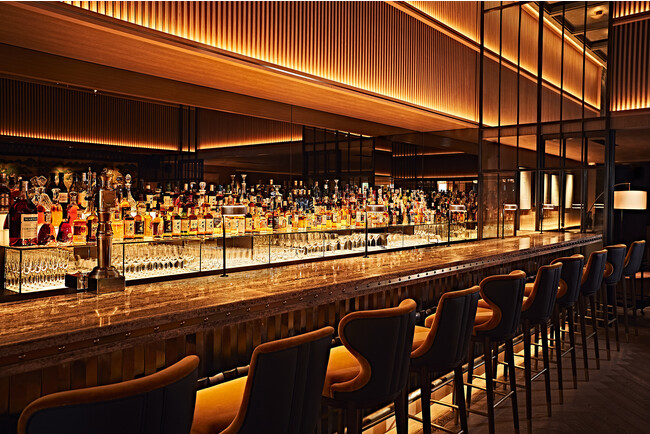 7？のバーカウンターを備えるアンバー