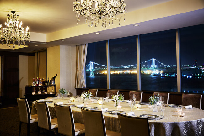 マンハッタンの個室からはレインボーブリッジや東京湾岸の夜景を一望することができる