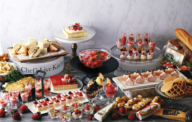 旬の苺を使用した数々のスイーツと厳選した各国のチーズをアレンジしたライトミールが並ぶ 旬の苺を使用した数々のスイーツと厳選した各国のチーズをアレンジしたライトミールが並ぶ