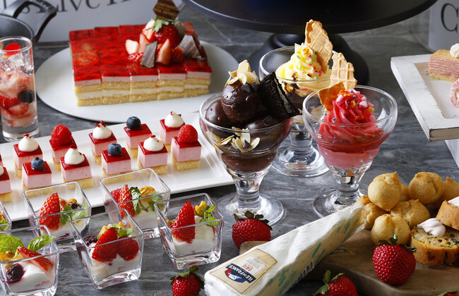 旬の苺を贅沢に使ったスイーツが並ぶ 旬の苺を贅沢に使ったスイーツが並ぶ