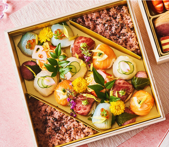 二の重に収められた手毬寿司とお赤飯 二の重に収められた手毬寿司とお赤飯