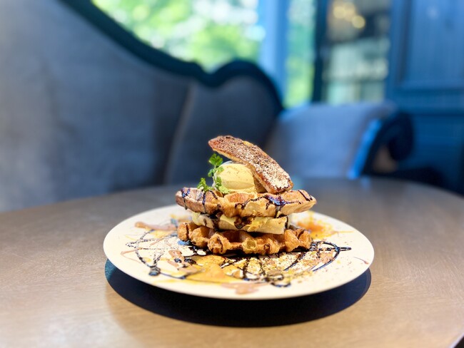 チョコバナナ クロッフル ￥2,300 ※平日限定ティーセット ￥2,700（税サ込）