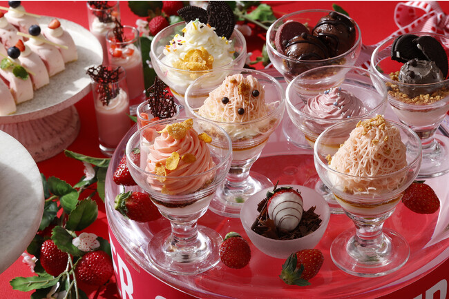 シェフズスペシャルパフェには、しぼりたてモンブラン、 ミルク、チョコレート、あまおうのアイスクリームを添えて