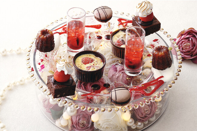 苺やチョコレートを使用したプチガトーが並ぶ ジュエリーアートデザートプレート（イメージ）