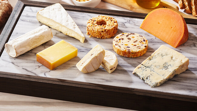 本格チーズはシェフが目の前でカッティングして提供（イメージ）