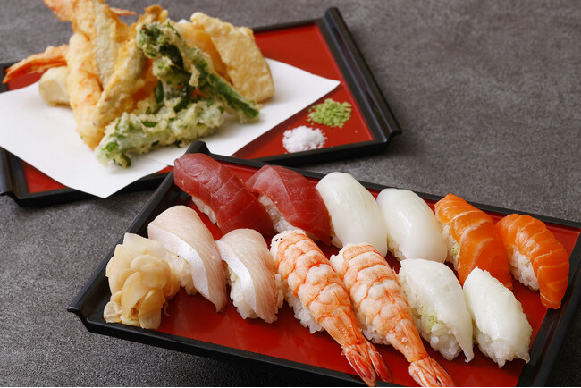 日本の寿司と天ぷらも出来立てで味わえる