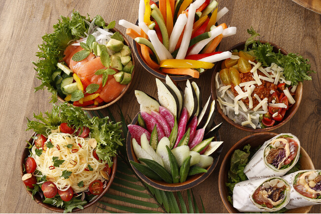 色鮮やかなサラダは、プルドポークやナチョス、 ロミロミサラダなど、世界各地の料理をお届け
