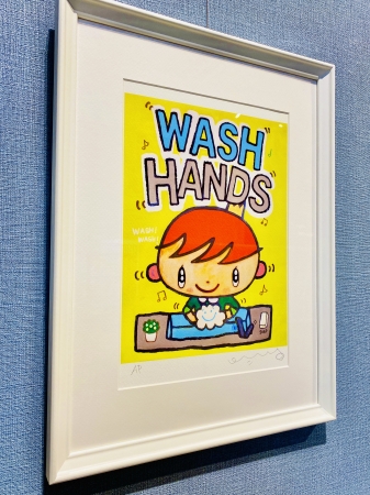 WASH HANDS作品のジクレー版画。爽やかな白いフレーム付きだ。