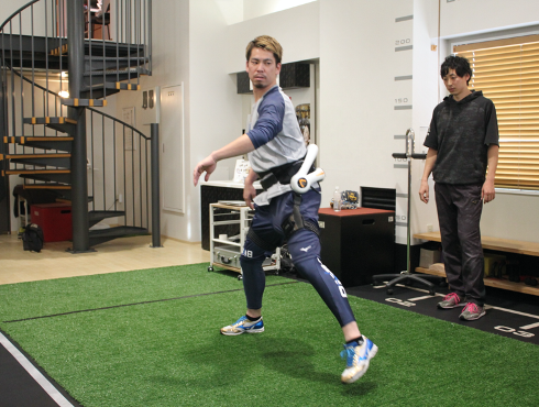 Neuro HALプラスに取り組む野球の前田健太選手 （提供：MOVETEX株式会社）