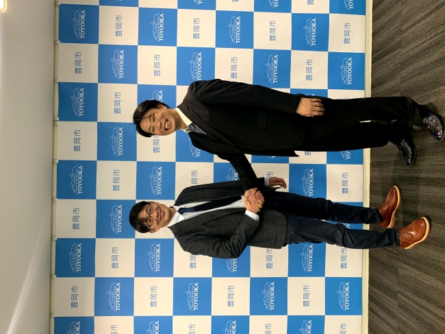記者会見で豊岡市の担当職員　大岸氏（左）と天川社長