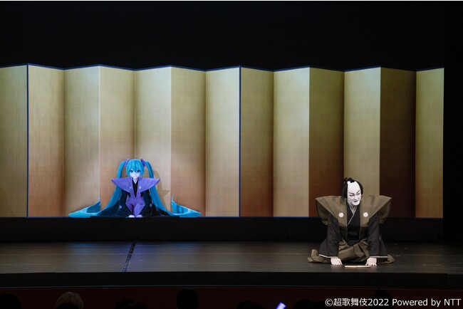 口上 左より、初音ミク、中村獅童 (C)超歌舞伎2022 Powered by NTT 口上 左より、初音ミク、中村獅童 (C)超歌舞伎2022 Powered by NTT