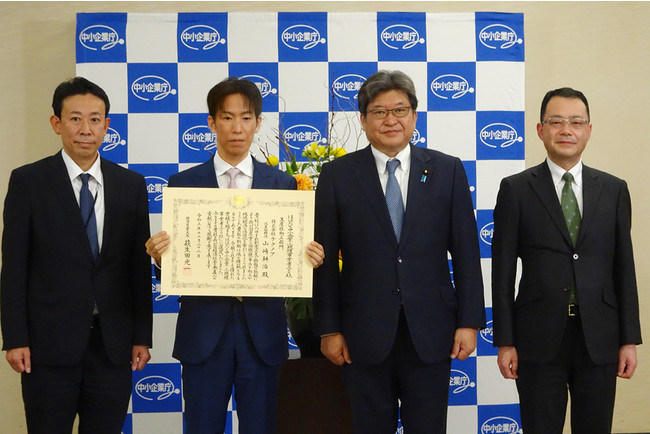 萩生田経済産業大臣（右から2人目）と弊社代表取締役 山崎（右から3人目）