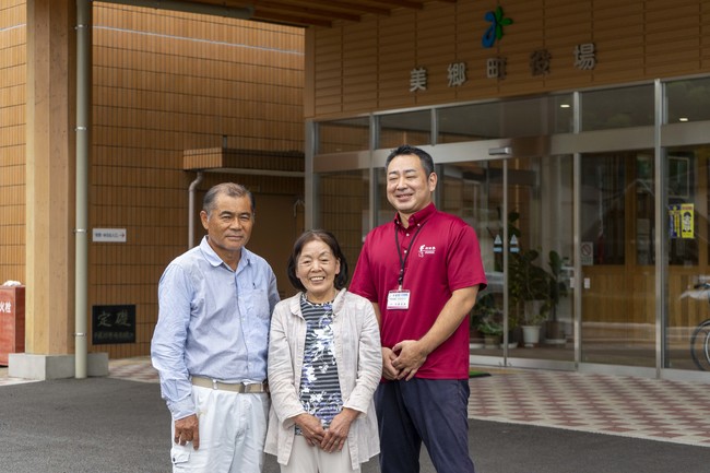 村の果菓子屋葛城（かつらぎ）益子代表（中央）と美郷町担当者（右）、㈱栗処さいごう 取締役 甲斐治好さま