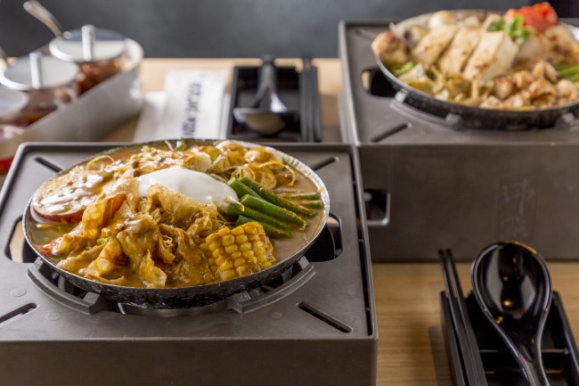 臭豆腐のスパイスが効く、看板メニュー「ハウススペシャル鍋」はおススメ。濃厚クリームがたっぷりのった「咖喱クリーム鍋」も。