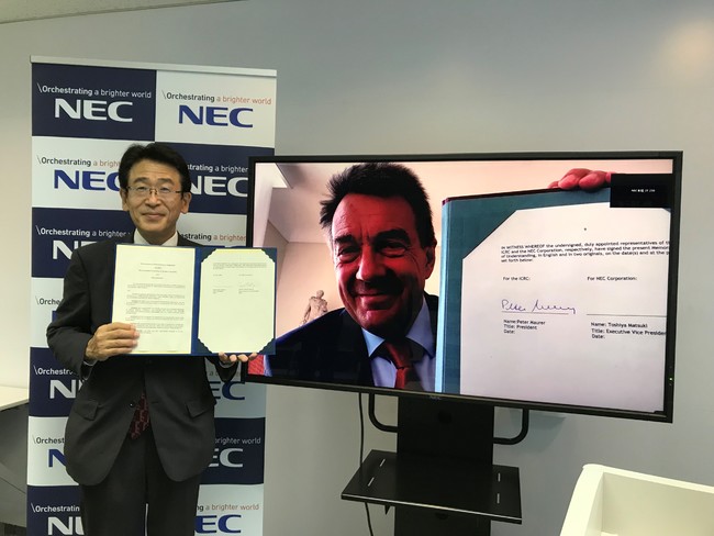覚書を締結したNEC 執行役員常務 松木俊哉（左）およびICRC総裁 ペーター・マウラー（右）