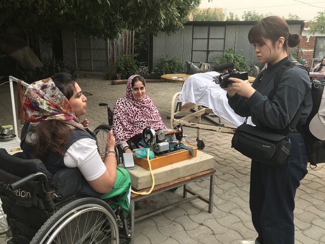 パキスタンの障がい者支援を取材する石川奈津美さん (C)ICRC パキスタンの障がい者支援を取材する石川奈津美さん (C)ICRC