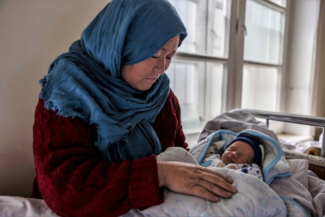 アフガニスタンの首都カブールの病院で我が子を見つめる母。一日最多で100人もの新生児がこの病院で誕生している　(C)ICRC