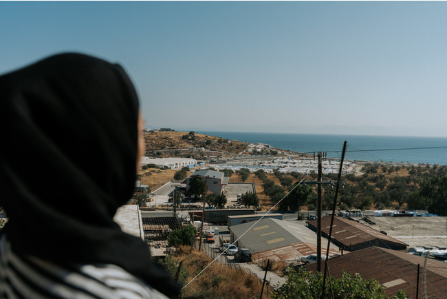 ギリシャ・レスボス島に２年以上滞在するアフガニスタン難民の女性 (C) MSF