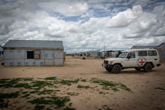 マイドゥグリに多数存在する避難民キャンプ　©Sam Smith／ICRC