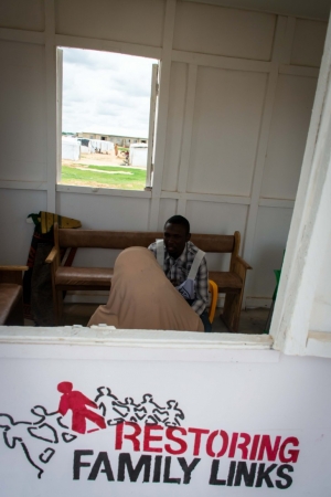 家族を再会へと導く赤十字の離散家族支援(RFL)事業　©Sam Smith／ICRC