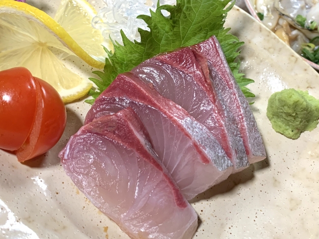 海鮮酒場 博多 ざかぐらの特典日～木(祝前日除く)21時以降の来店でサービスの「カンパチの刺身」