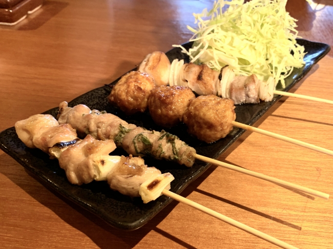 焼きとり りりあの特典日～木(祝前日除く)21時以降の来店でサービスの「焼き鳥盛り合わせ4本」