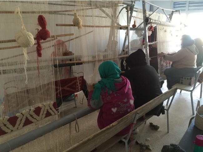 キリムを織る女性たち
