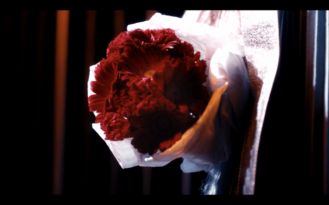 憂鬱な表情で 空を仰ぐ詩織の手には男性に貰ったと思われる 赤い花束。