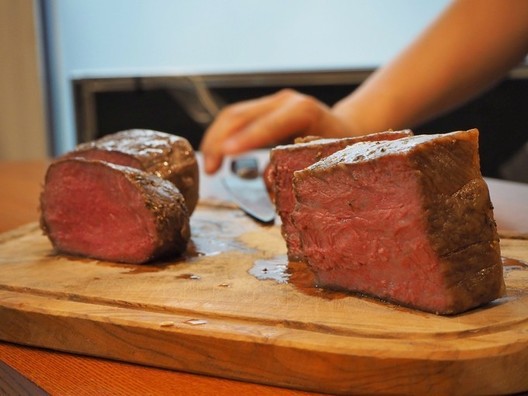 肉好き必見 5種類の赤身肉が食べ放題 肉づくしのコースにソムリエ厳選のワインが飲み放題 大人の肉祭り を8月29日 水 限定で開催 Gyro Holdingsのプレスリリース