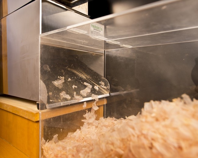 店頭削り立てのかつお節 店頭削り立てのかつお節