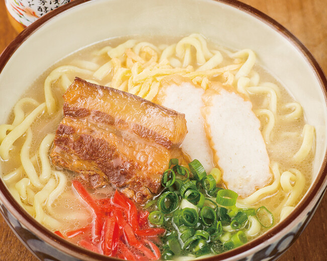 シンプルな沖縄そば。かつお出しのあっさりしたスープをお楽しみください！