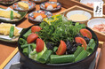 【おかか新名物!】「出汁しゃぶおばんざい おかか」にて、レモン出汁ポン酢で食す『九条ねぎたっぷり和牛もつ黒焼き鍋』が6/18(水)より登場