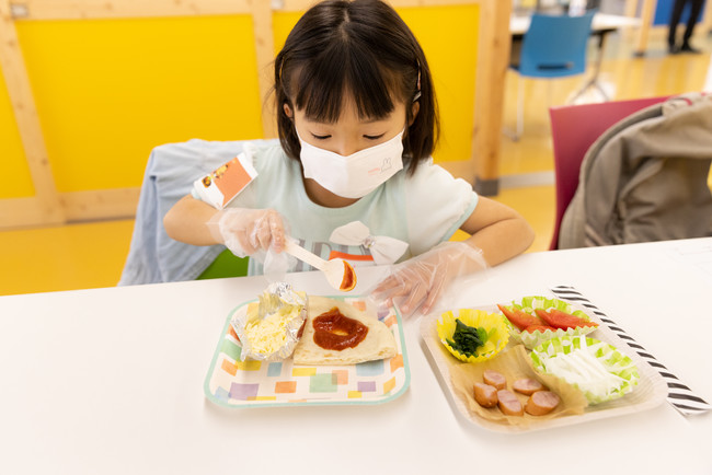 地域産のトマトとほうれん草 ロス食材を活用したピザづくり体験