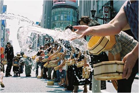 連日の猛暑にひとときの 涼 を 打ち水イベントを初開催 打ち水日和 株式会社大丸松坂屋百貨店のプレスリリース