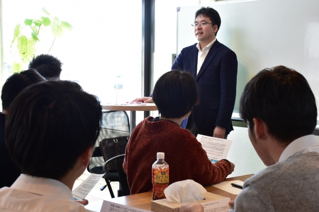 平野 氏が自身の経験をもとに、成長の考え方について参加者に熱弁している様子
