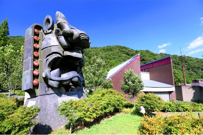 左に見えるのは「大江山平成の大鬼」。全国の鬼瓦職人(=鬼師)によって作られた高さ5m、重さ10tの大鬼瓦。