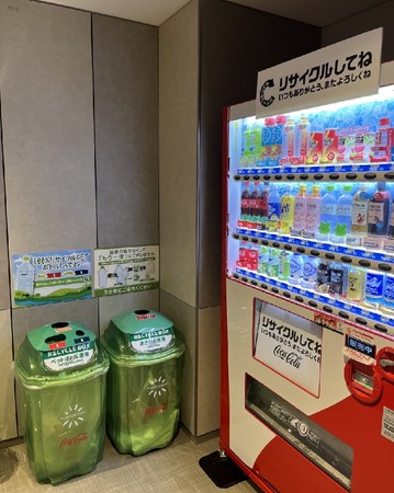 常盤橋タワー内に設置されたコカ・コーラ社自動販売機 とリサイクルボックス