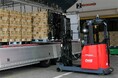 コカ・コーラ ボトラーズジャパンと豊田自動織機、国内初4本フォークタイプのトラック荷役対応自動運転フォークリフト本格稼働開始