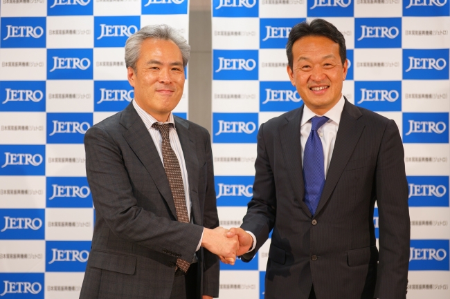 左側：ジェトロ 高島 対日投資部長 右側：プロジェクトニッポン 松谷 代表取締役社長